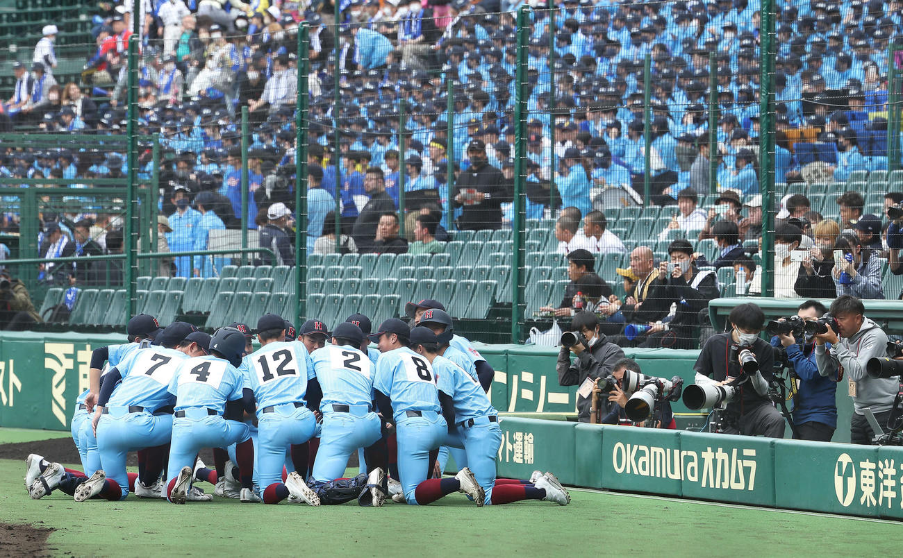 氷見対山梨学院　試合前円陣を組む氷見ナイン（撮影・河田真司）