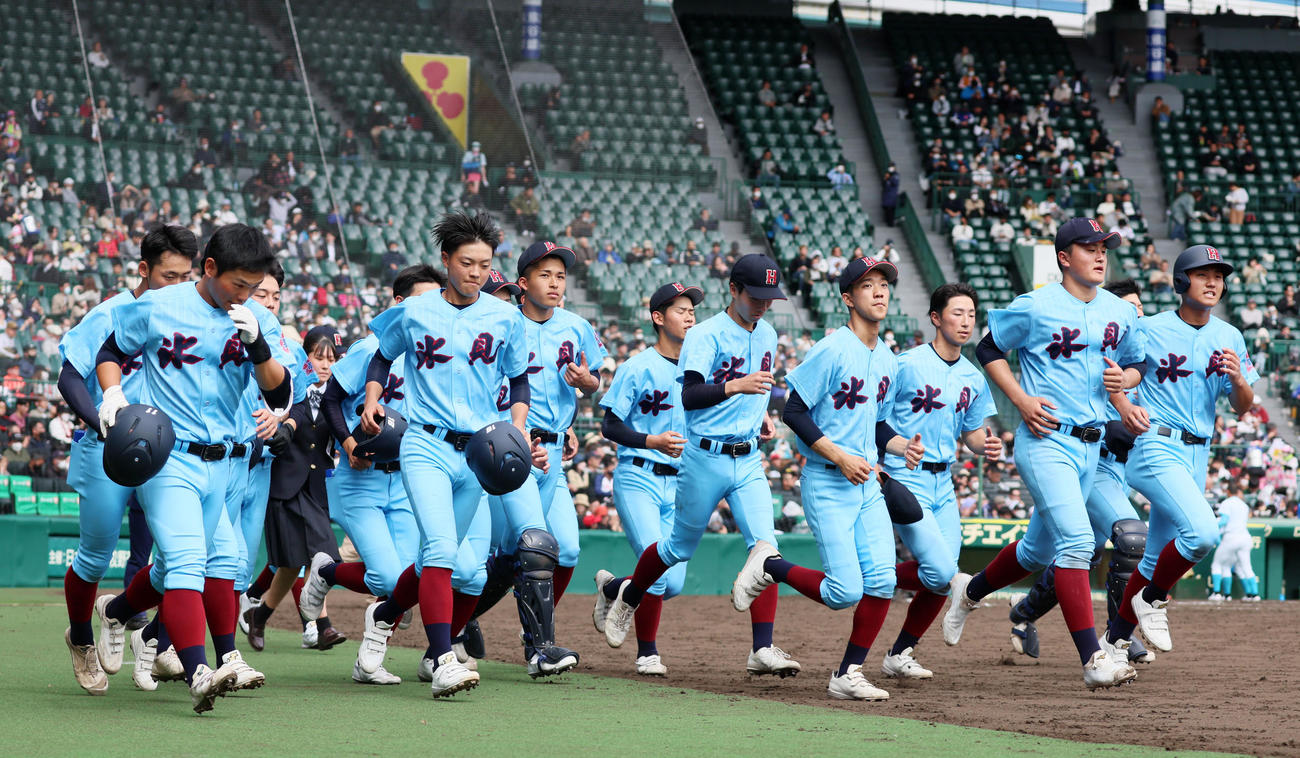 氷見対山梨学院　山梨学院に敗れアルプススタンドへあいさつに向かう氷見ナイン（撮影・加藤哉）