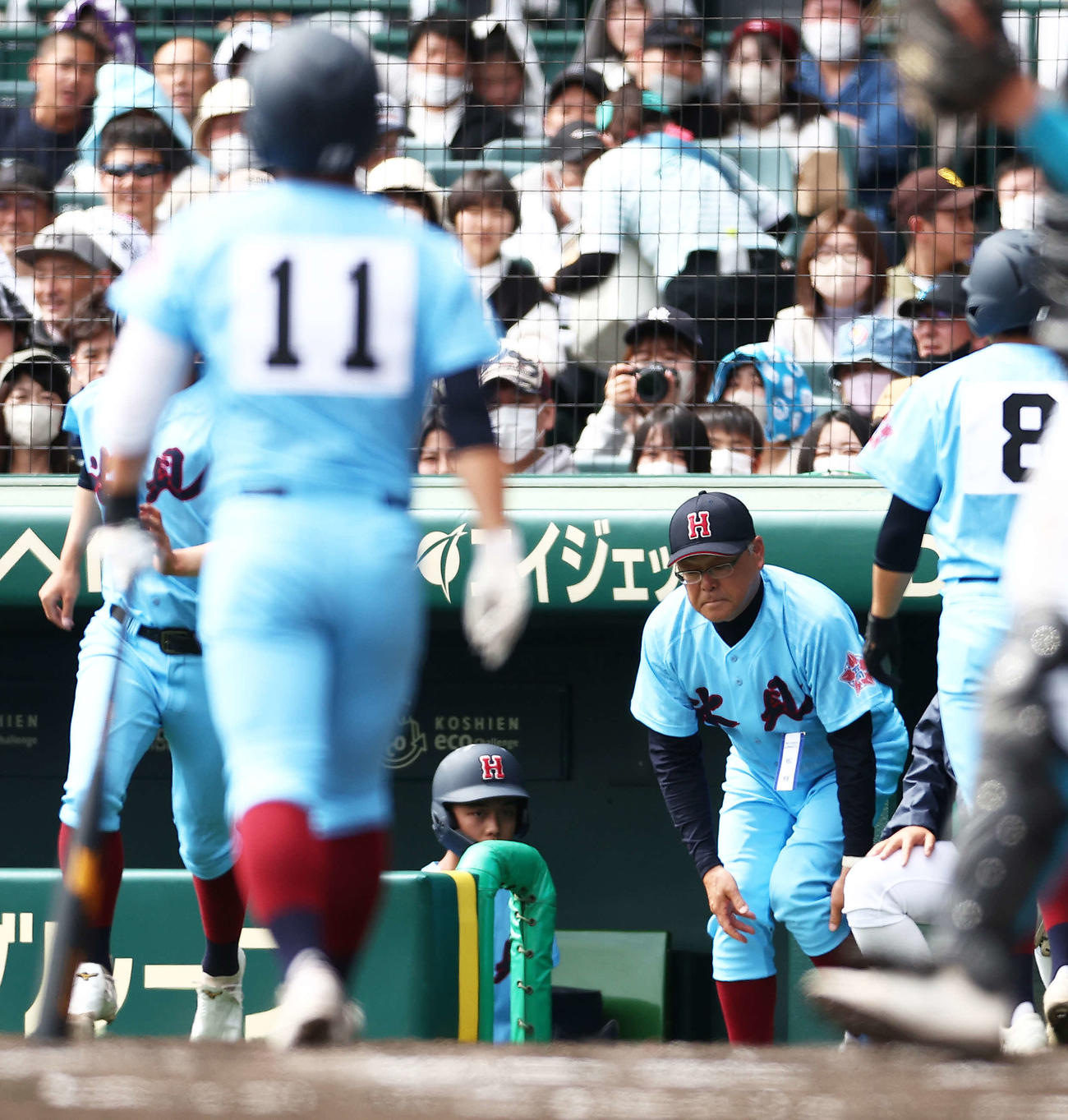 氷見対山梨学院　山梨学院に敗れ、整列に向かう村井監督（撮影・河田真司）