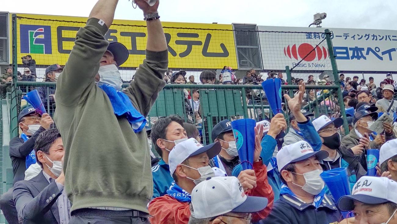 氷見が前回30年前に出場した際のメンバーもアルプスから声援を送った（撮影・柏原誠）