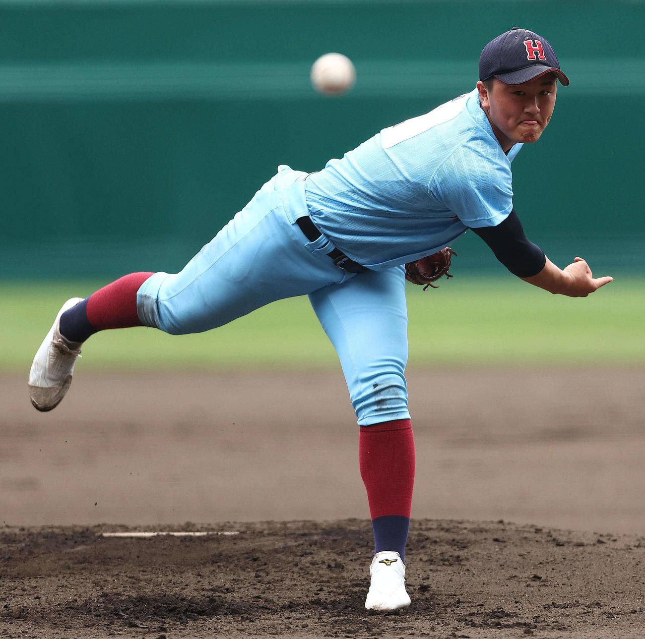 氷見対山梨学院　先発で力投する氷見・青野（撮影・河田真司）