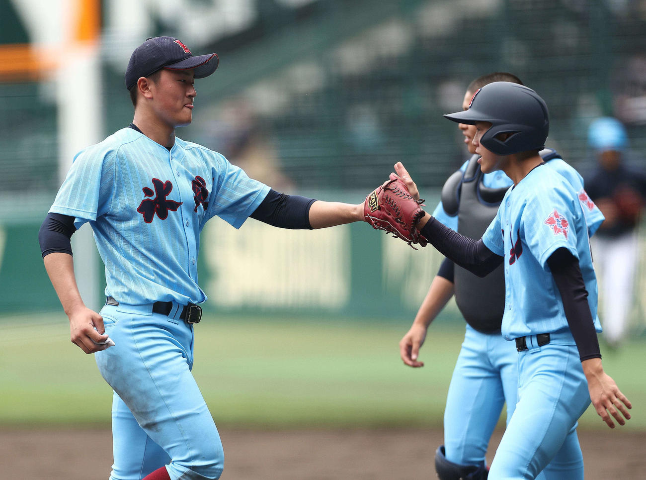 氷見対山梨学院　1回裏を抑え、ベンチに戻る氷見・青野（左）（撮影・河田真司）