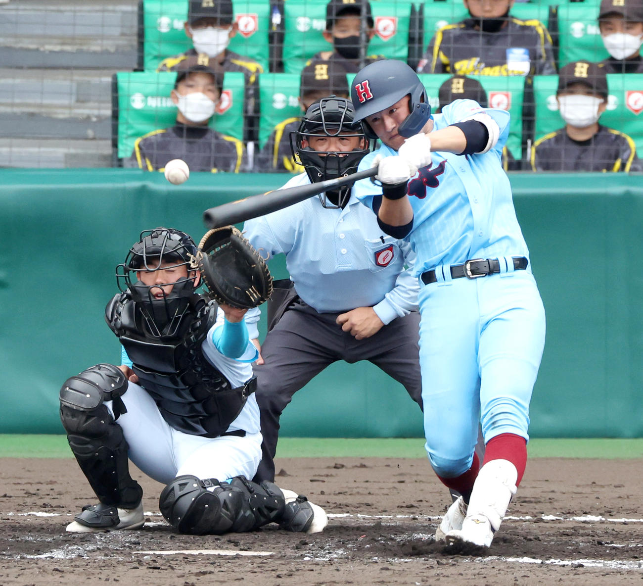 氷見対山梨学院　3回表氷見1死、青野は中前打を放つ（撮影・上山淳一）