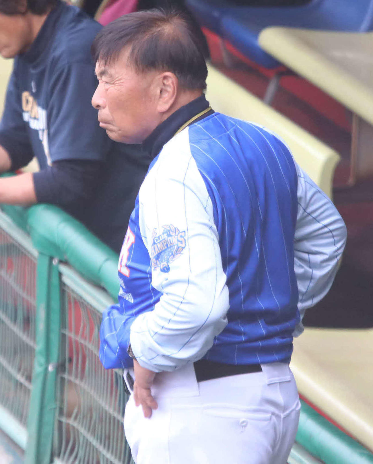 練習を見つめるクラーク・佐々木監督（撮影・山崎純一）