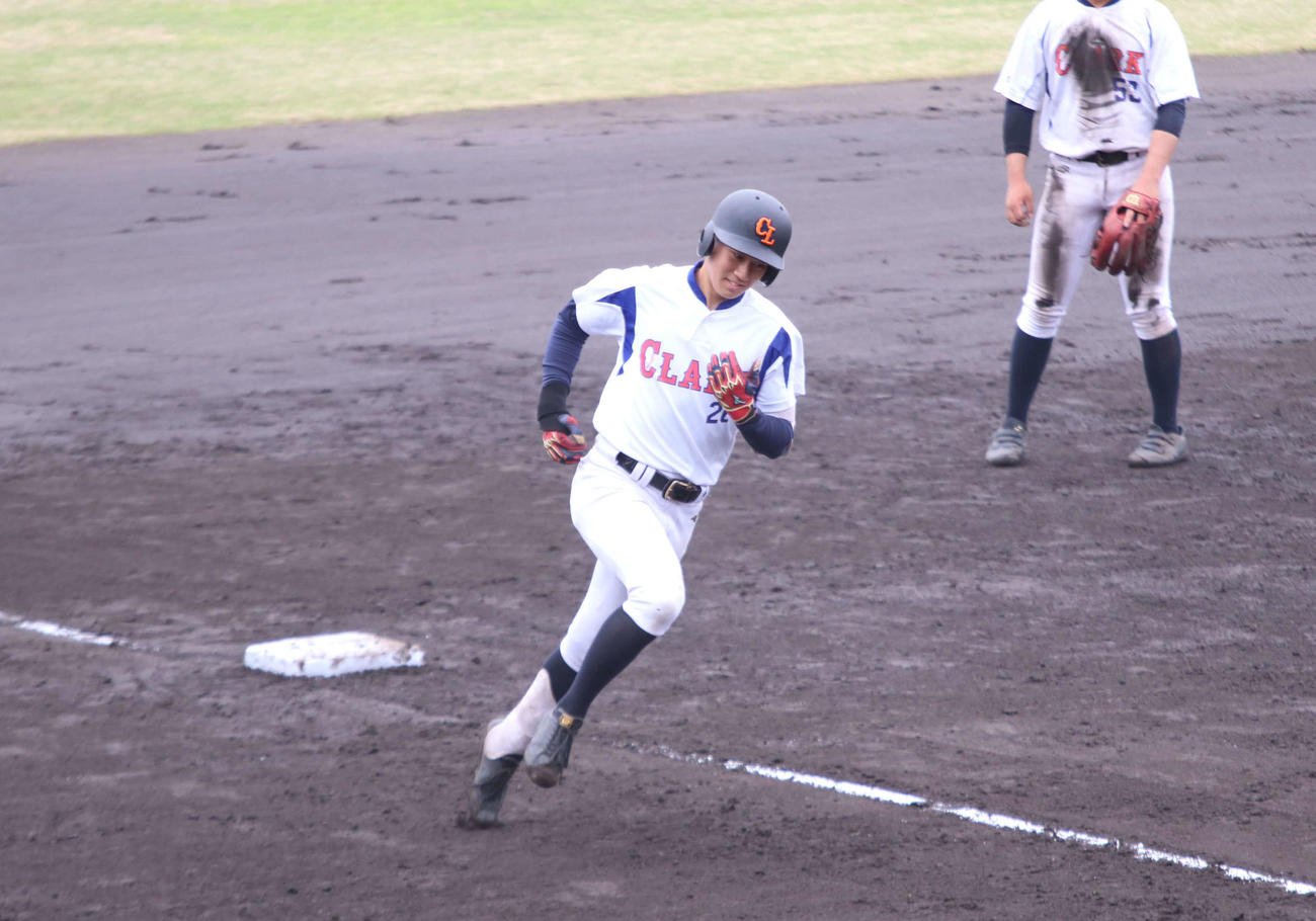 紅白戦で左越え本塁打を放ち、三塁ベースを回るクラーク・新岡主将（撮影・山崎純一）