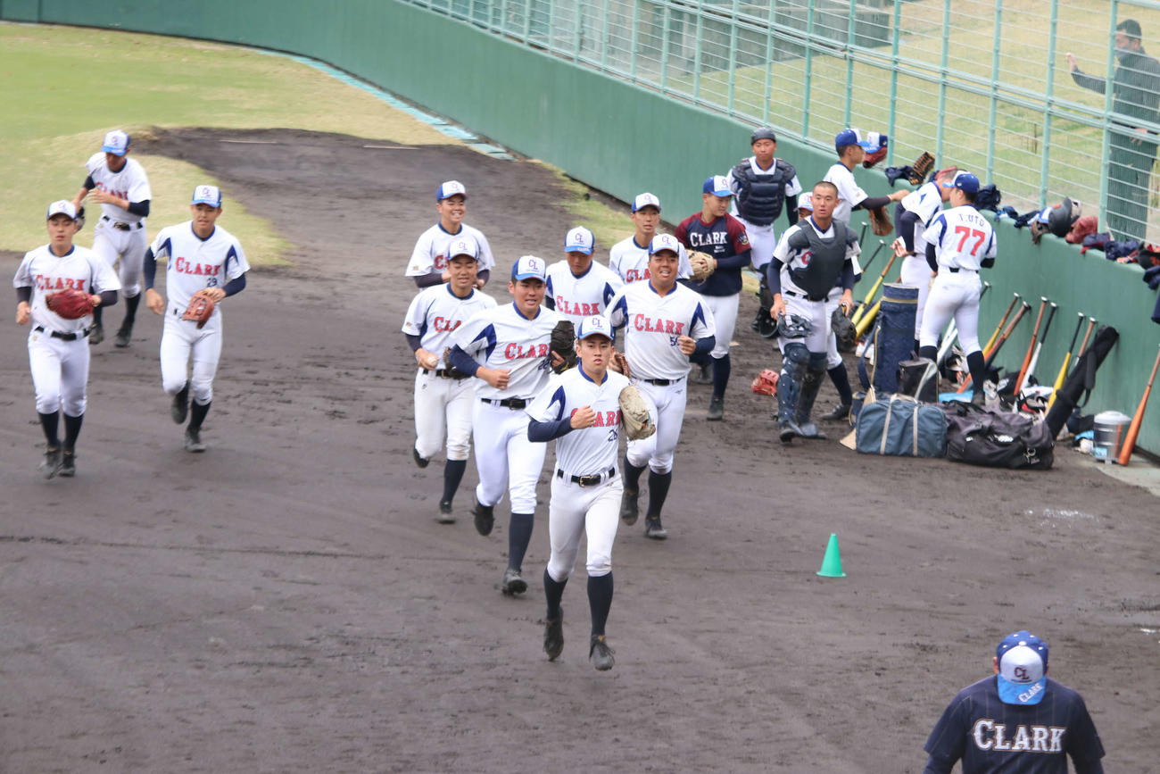 新岡主将（中央）を先頭にウオーミングアップを始めるクラークの選手たち（撮影・山崎純一）