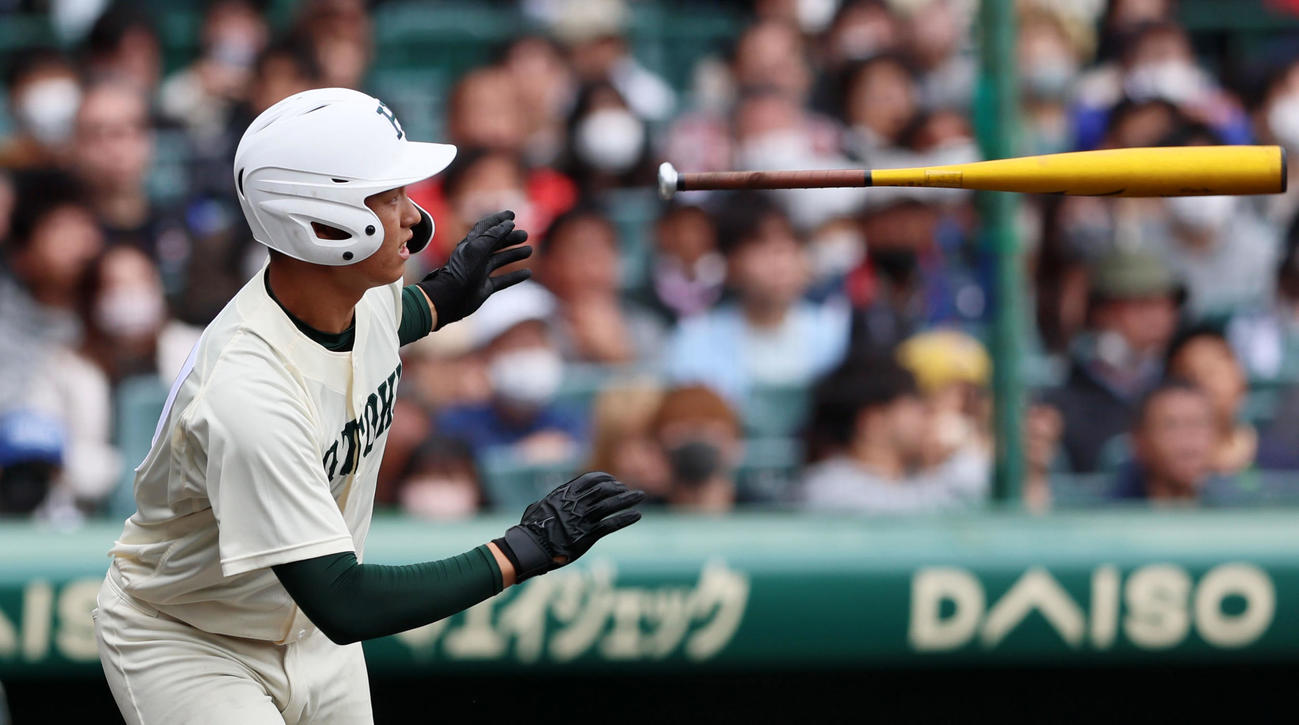 報徳学園対高崎健康福祉大高崎　8回表報徳学園2死三塁、石野は左越え2点本塁打を放つ（撮影・加藤哉）