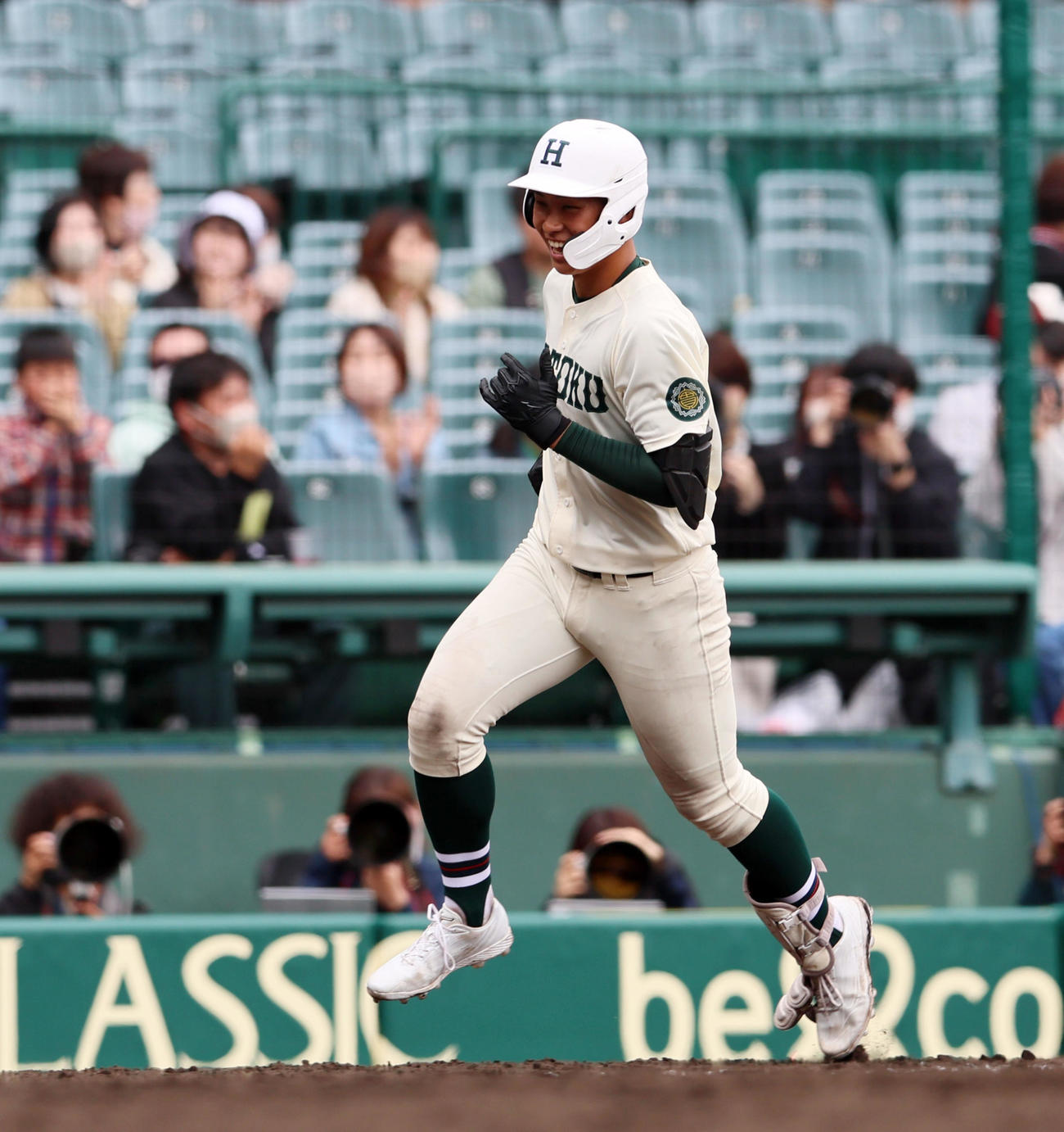 報徳学園対高崎健康福祉大高崎　8回表報徳学園2死三塁、石野は左越え2点本塁打を放つ（撮影・加藤哉）