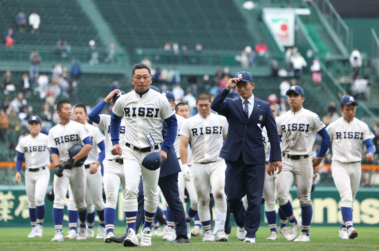 履正社対高知　高知に敗れ、観客席にあいさつを終え引き揚げる履正社・多田監督（手前中央）と選手たち（撮影・河田真司）