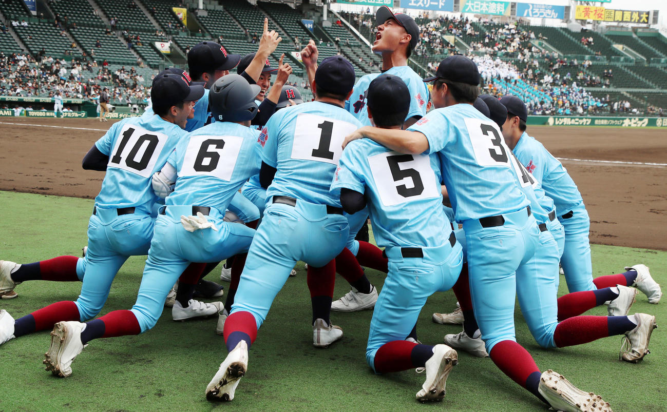 氷見対山梨学院　試合前に円陣を組む氷見ナイン（撮影・加藤哉）