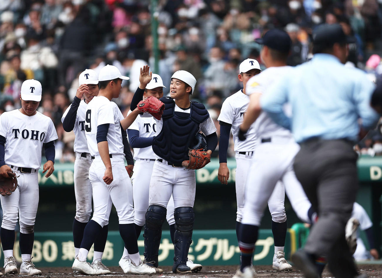 東邦対高松商　高松商に勝利し、笑顔で整列に向かう東邦ナイン（撮影・河田真司）