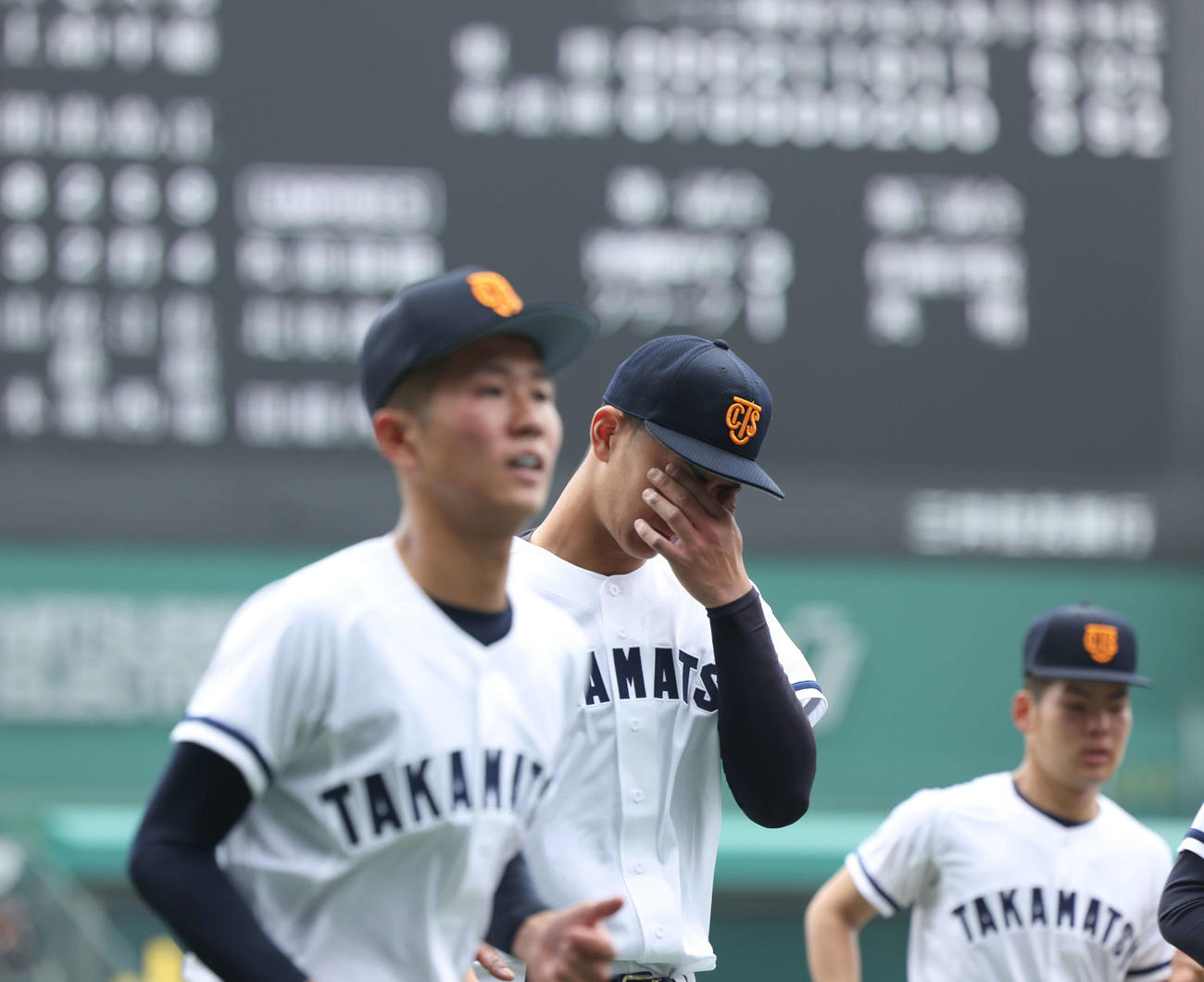 東邦対高松商　東邦に敗れ、目に涙を浮かべながら引き揚げる大室（中央）ら高松商ナイン（撮影・河田真司）