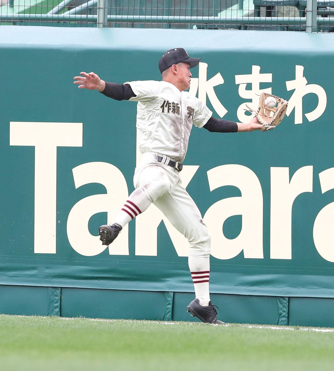 作新学院対英明　1回裏英明無死、鈴木の打球を好捕する右翼沢田（撮影・白石智彦）