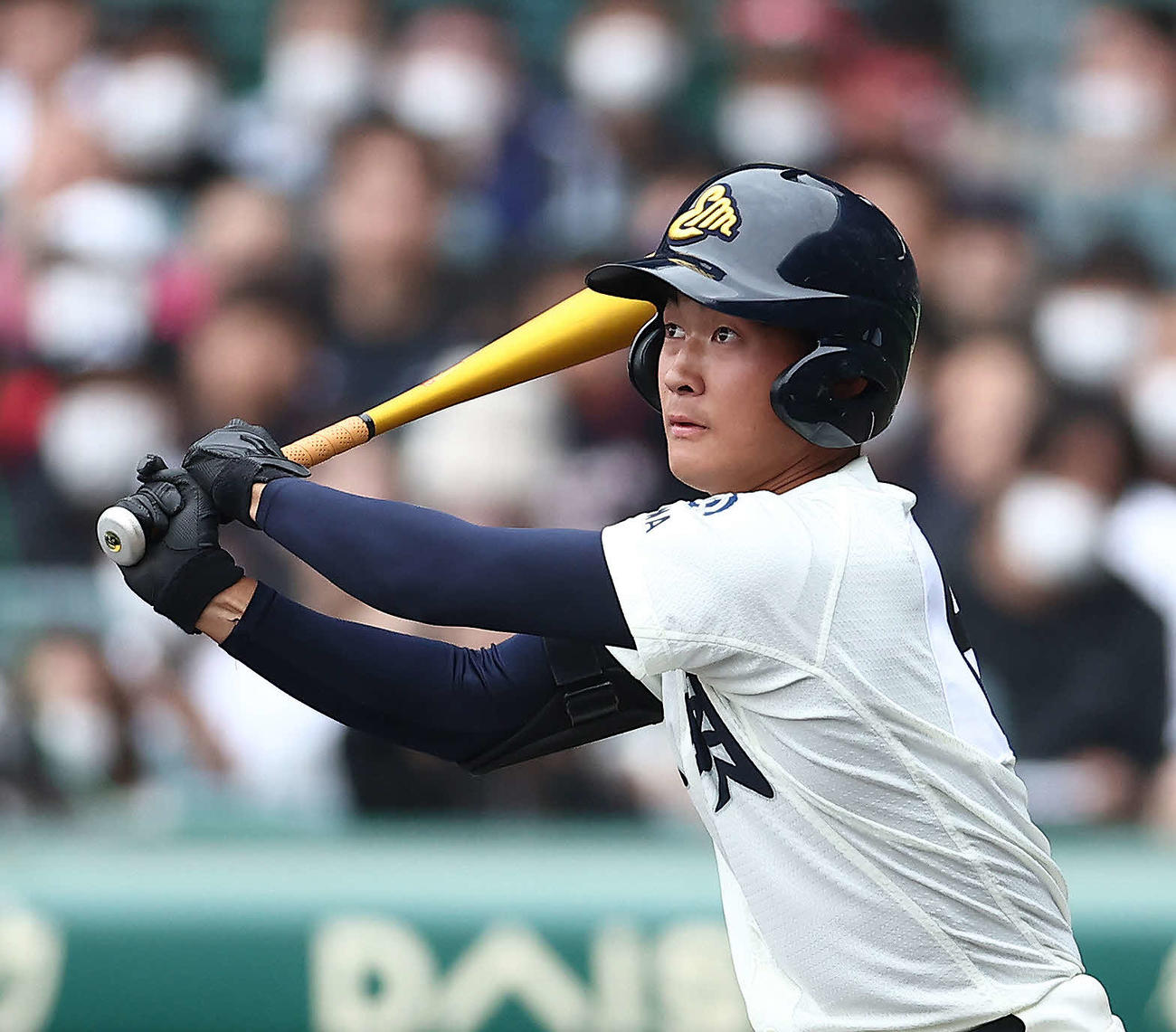 作新学院対英明　1回裏英明2死、先制適時二塁打を放つ寿賀（撮影・河田真司）