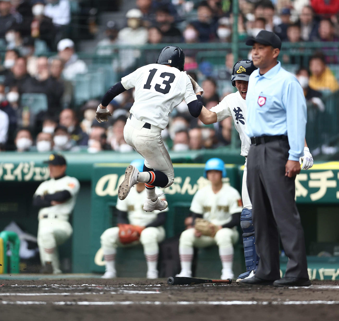 作新学院対英明　1回裏英明2死、寿賀の先制適時二塁打で生還する平見（撮影・河田真司）