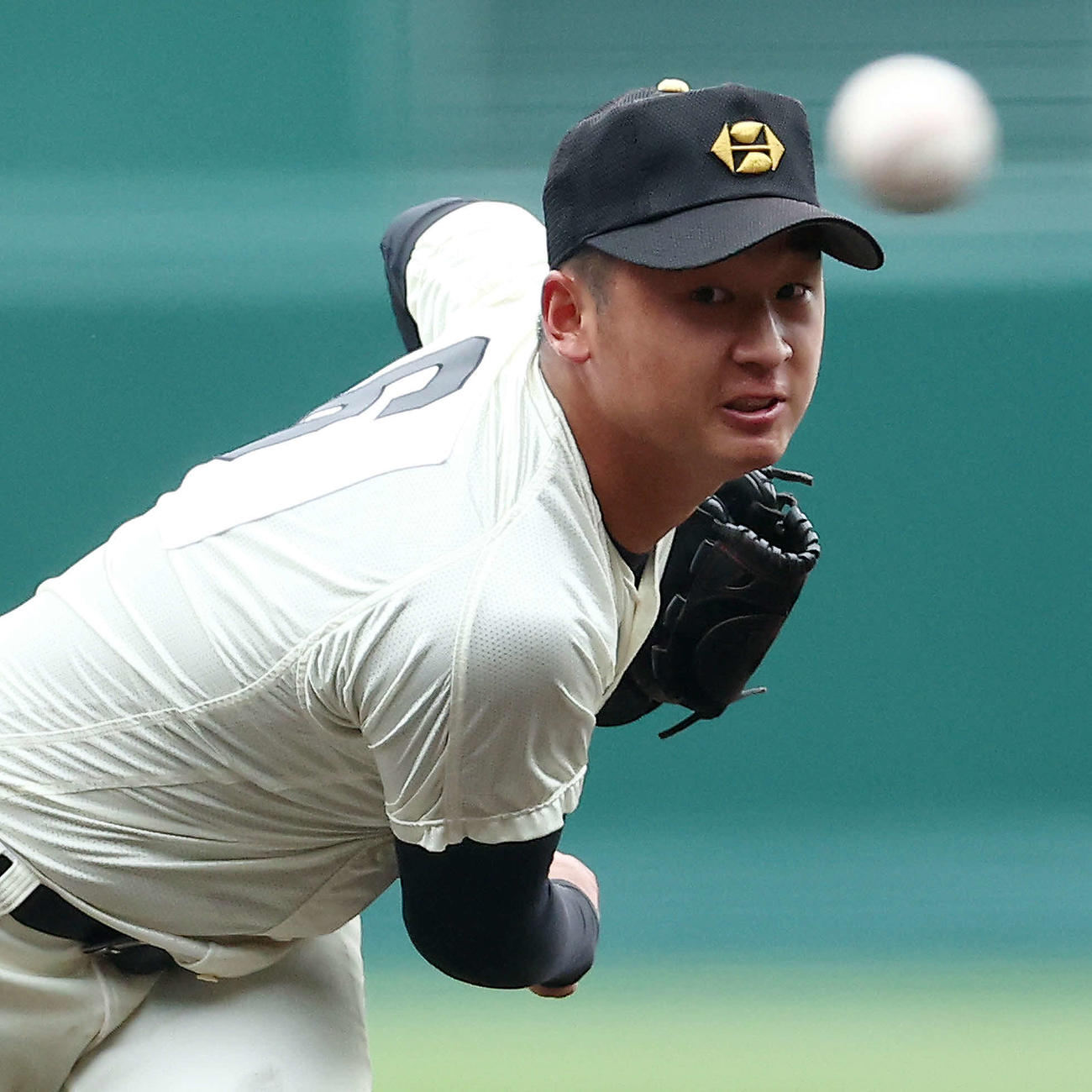 作新学院対英明　2回裏、力投する作新学院・磯（撮影・河田真司）