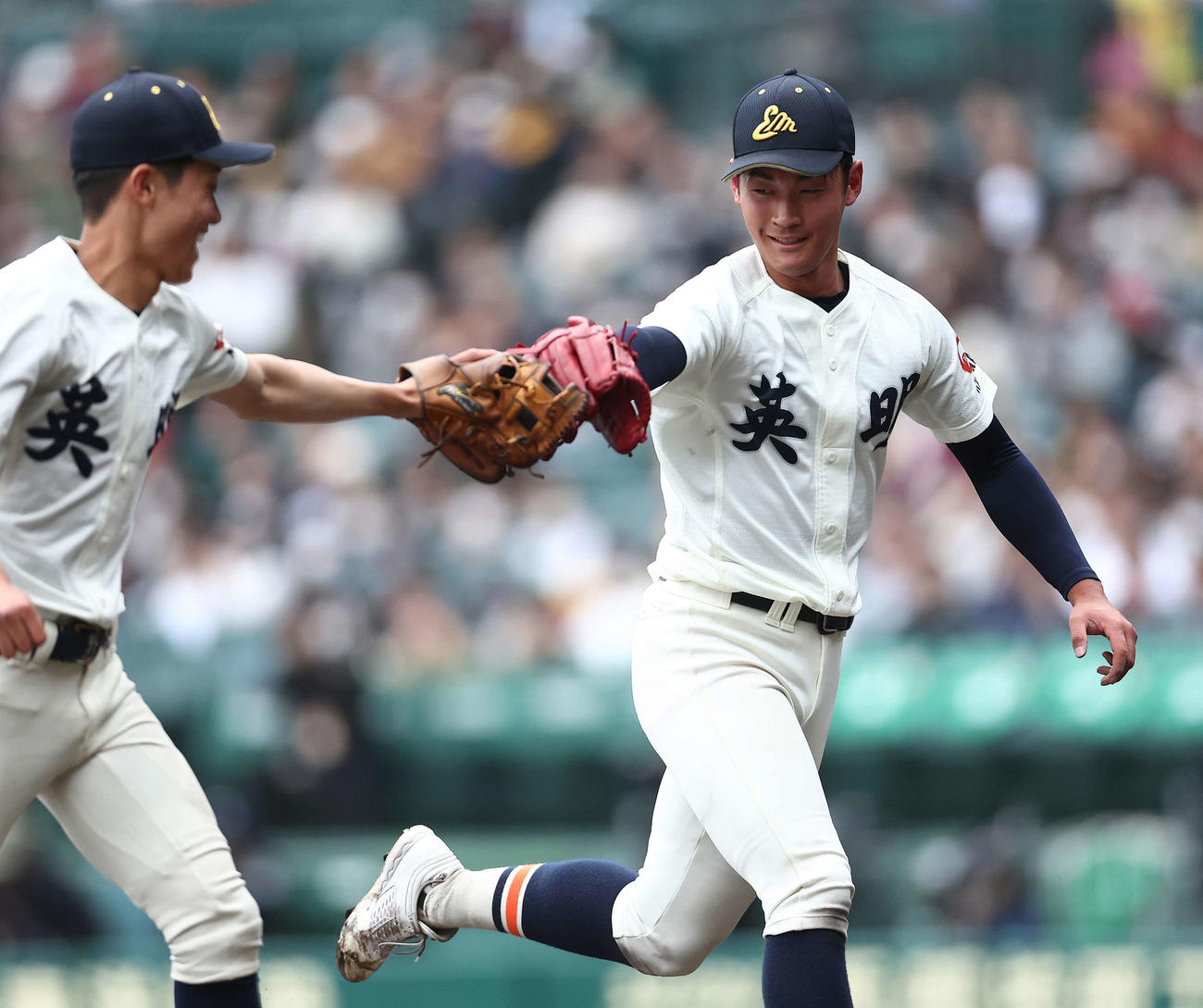 作新学院対英明　4回表を抑え、笑顔でベンチに戻る英明・寿賀（右）（撮影・河田真司）