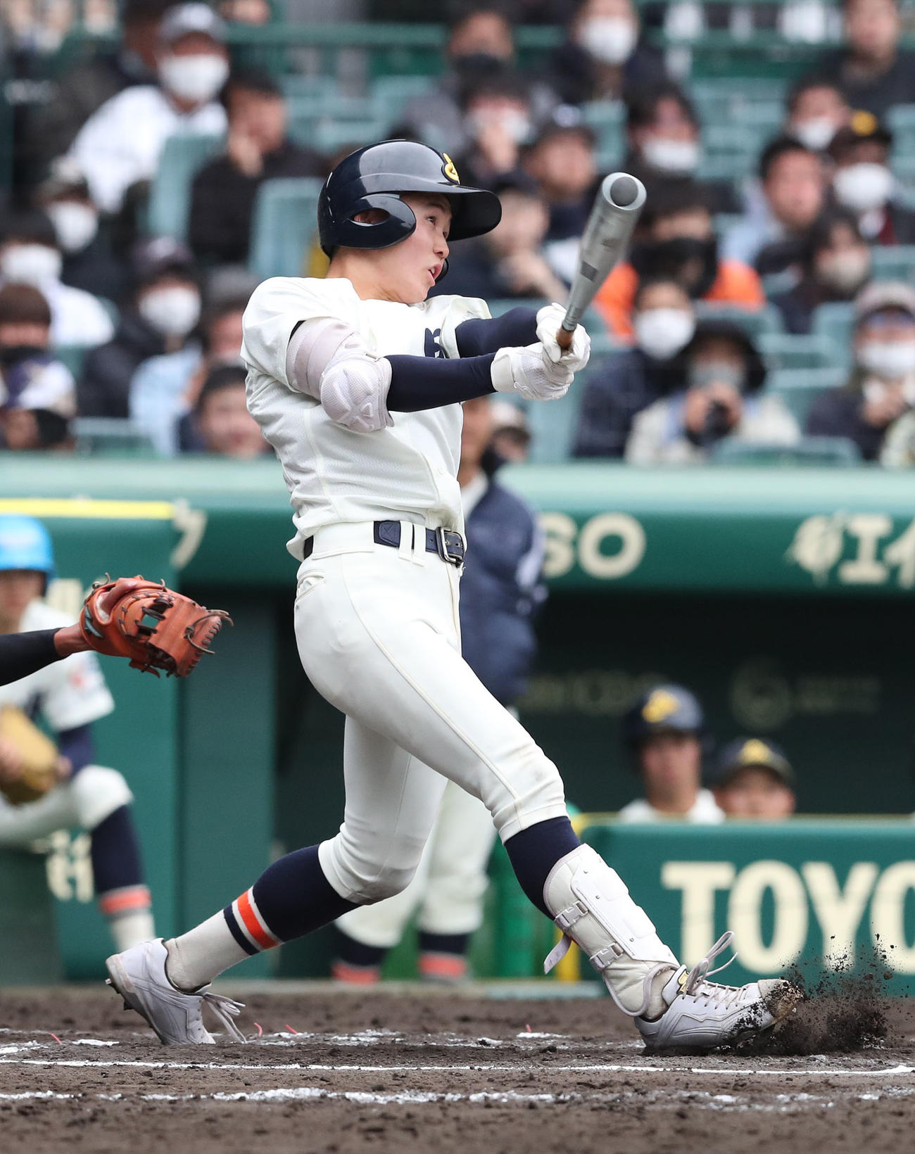 新学院対英明　6回裏英明1死一、二塁、尾中は右前適時打を放つ（撮影・白石智彦）