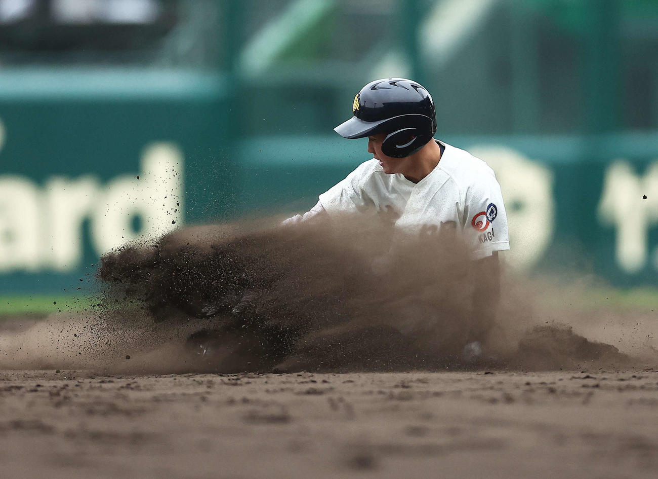 作新学院対英明　6回裏英明1死一、二塁、適時二塁打を放ち出塁尾中（撮影・河田真司）