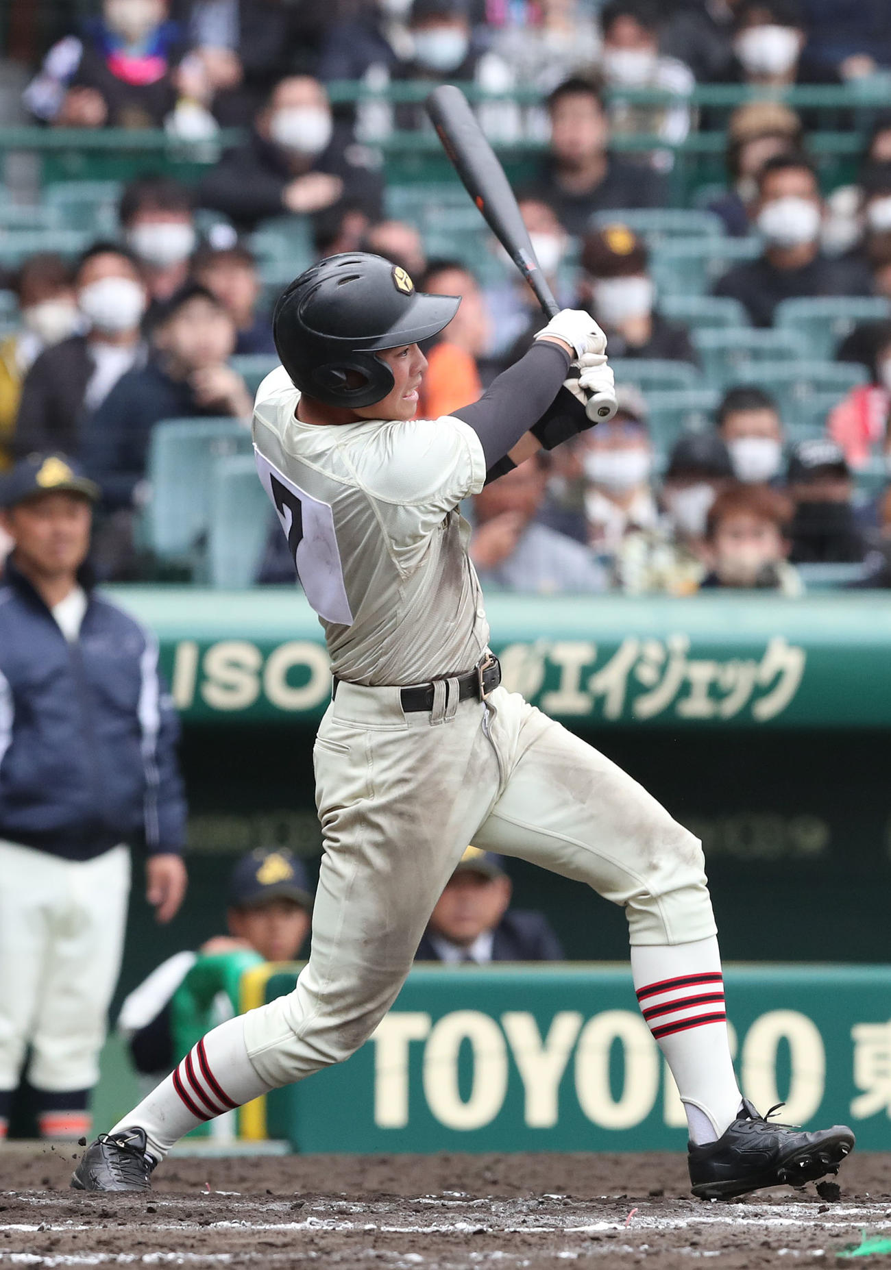 新学院対英明　7回表作新学院1死一、三塁、塙は左適時打を放つ（撮影・白石智彦）