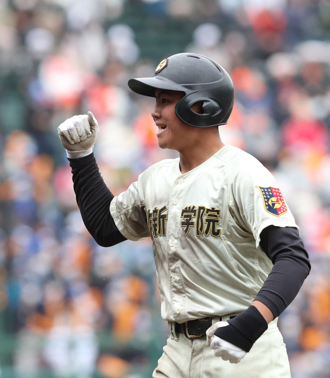 新学院対英明　7回表作新学院1死一、三塁、塙は左適時打を放ちガッツポーズする（撮影・白石智彦）