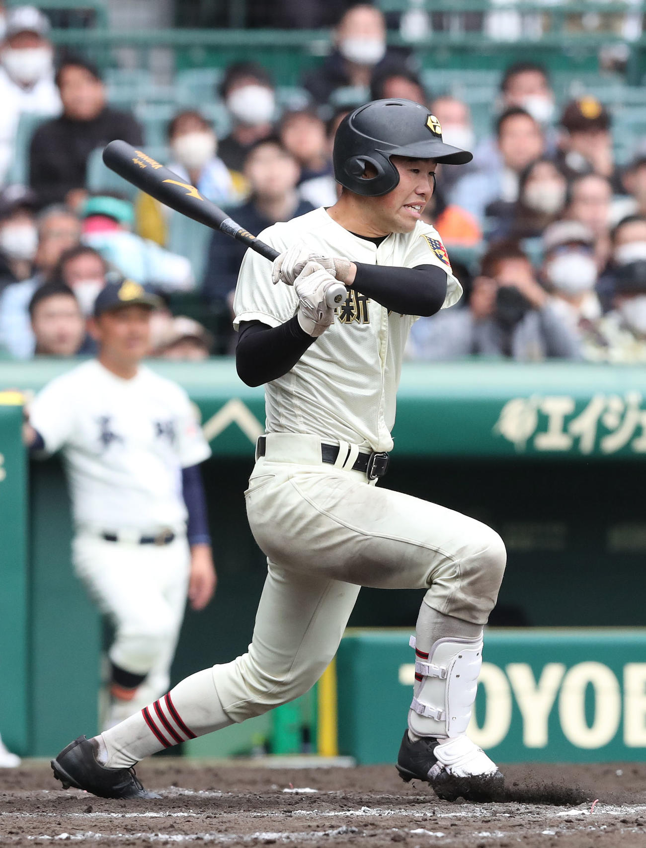 新学院対英明　8回表作新学院無死満塁、東海林は逆転となる左2点適時打を放つ（撮影・白石智彦）