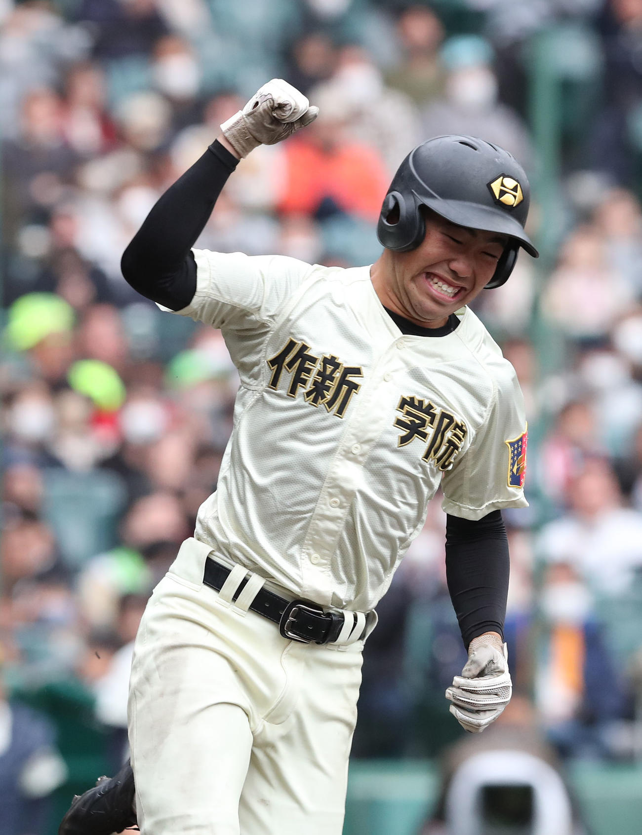 新学院対英明　8回表作新学院無死満塁、東海林は逆転となる左2点適時打を放ちガッツポーズしながら走り出す（撮影・白石智彦）