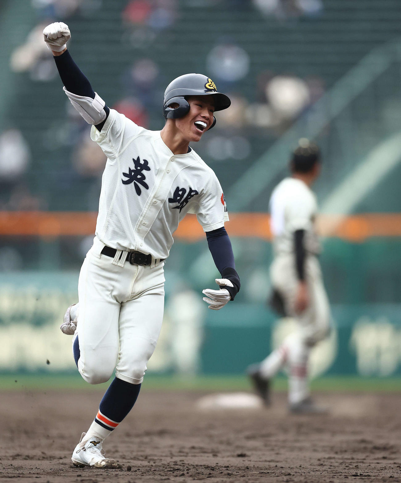 作新学院対英明　8回裏英明2死一、二塁、右越え3点本塁打を放ち、ガッツポーズでダイヤモンドを回る百々（撮影・河田真司）