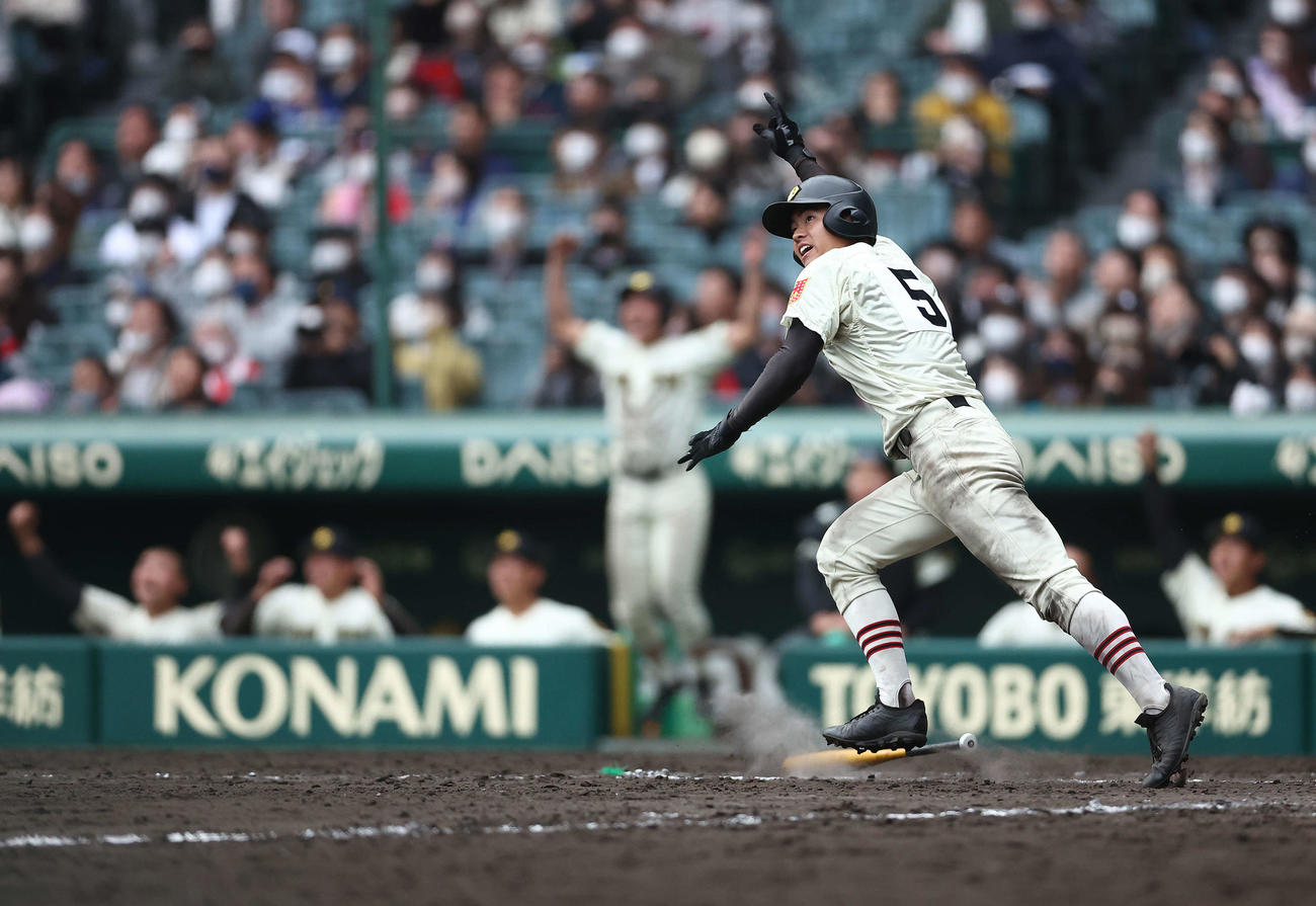 作新学院対英明　9回表作新学院1死一塁、左越え2点本塁打を放つ武藤（撮影・河田真司）