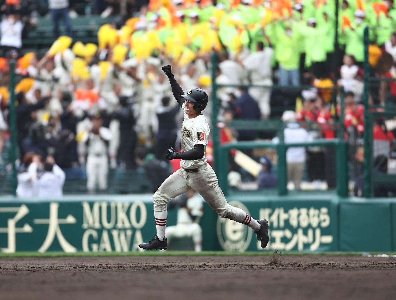 作新学院対英明　9回表作新学院1死一塁、左越え2点本塁打を放ち、ガッツポーズでダイヤモンドを回る武藤（撮影・河田真司）