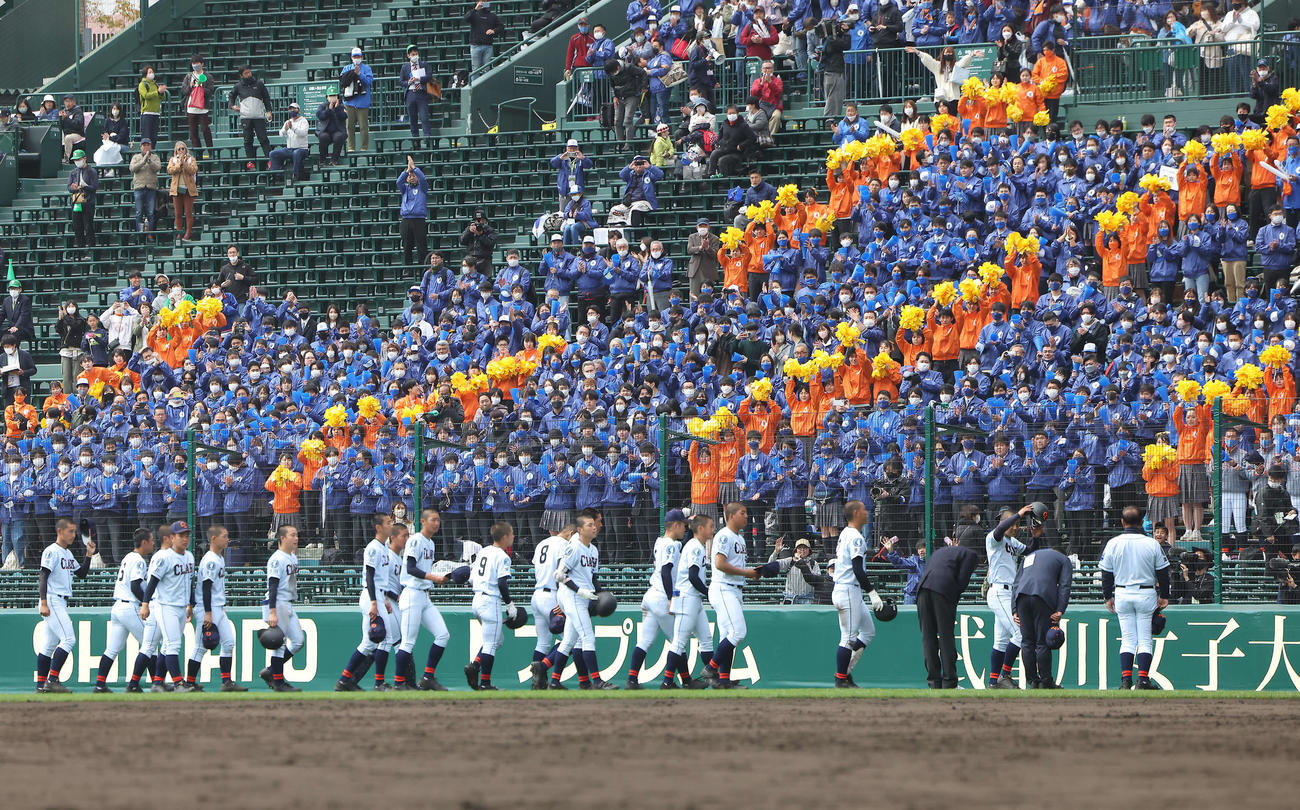 沖縄尚学対クラーク　沖縄尚学に敗れ、観客席にあいさつするクラークの選手たち（撮影・河田真司）
