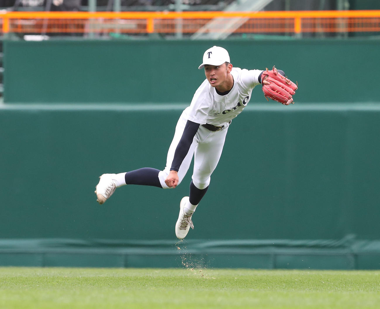 東邦対高松商　1回裏高松商2死二塁、久保の中前打を捕球して返球する中堅上田（撮影・白石智彦）