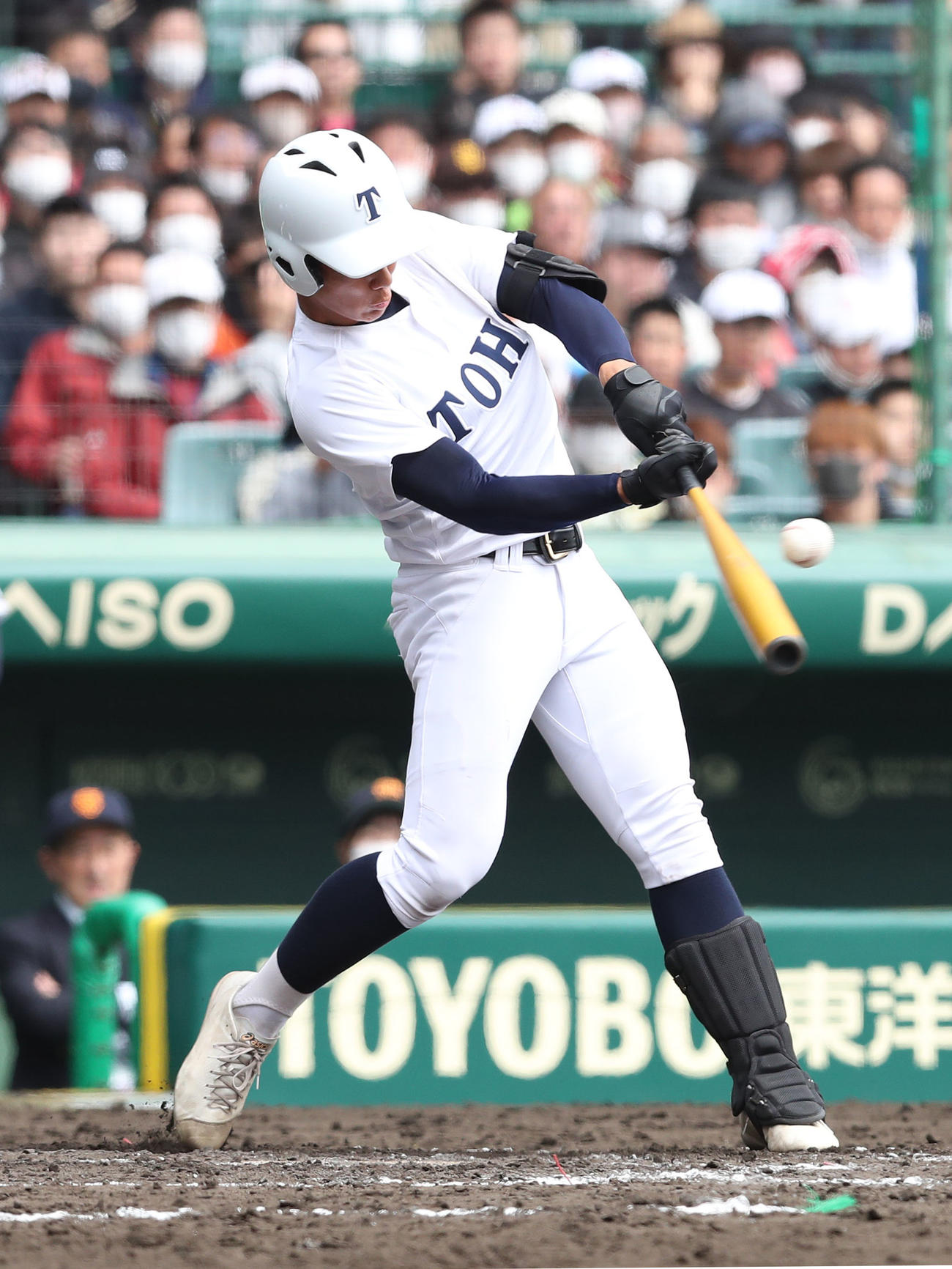 東邦対高松商　4回表東邦1死三塁、眞邉は左線に適時二塁打を放つ（撮影・白石智彦）
