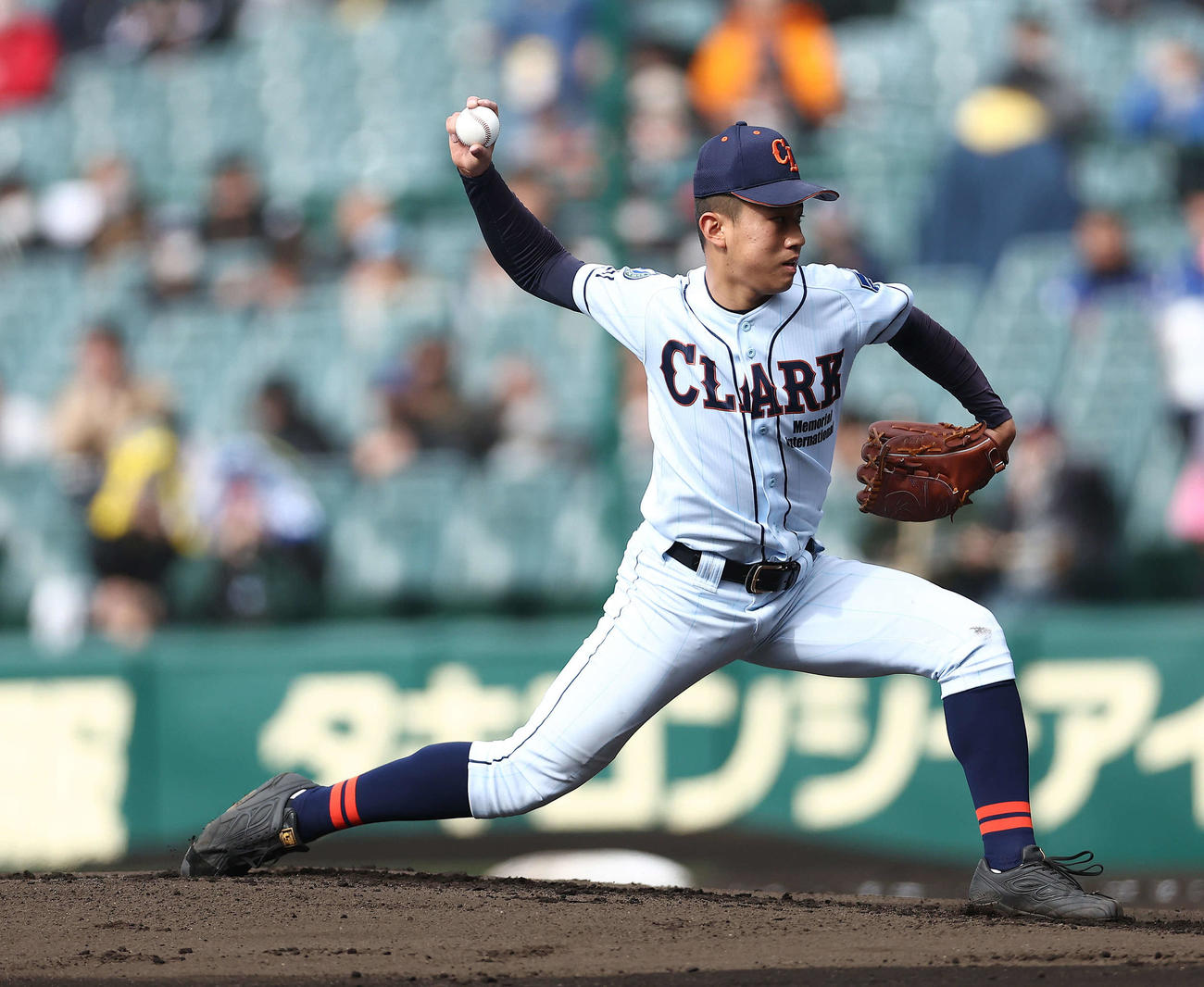 沖縄尚学対クラーク　先発で力投するクラーク新岡（撮影・河田真司）