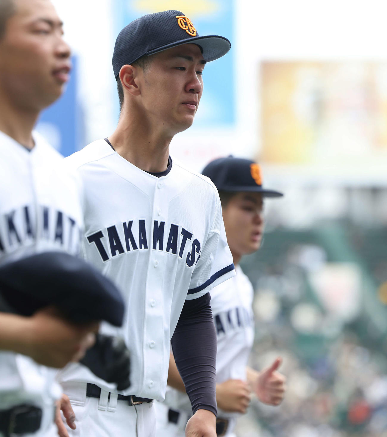 東邦対高松商　東邦に敗れ、悔しい表情を見せながら引き揚げる大室（中央）ら高松商ナイン（撮影・河田真司）