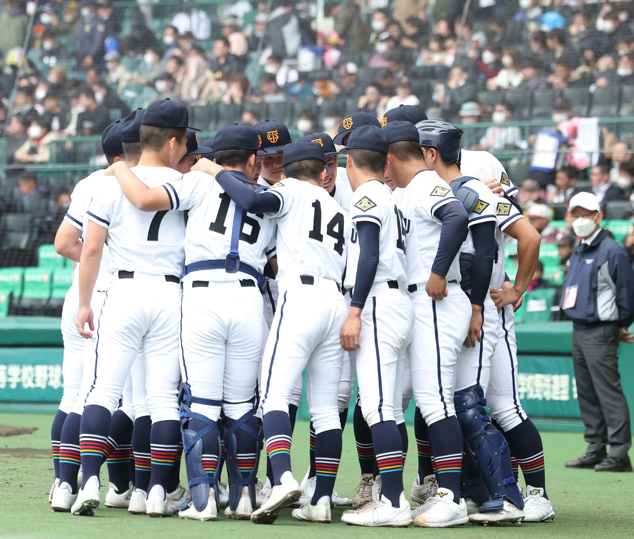 東邦対高松商　試合前円陣を組む高松商ナイン（撮影・河田真司）