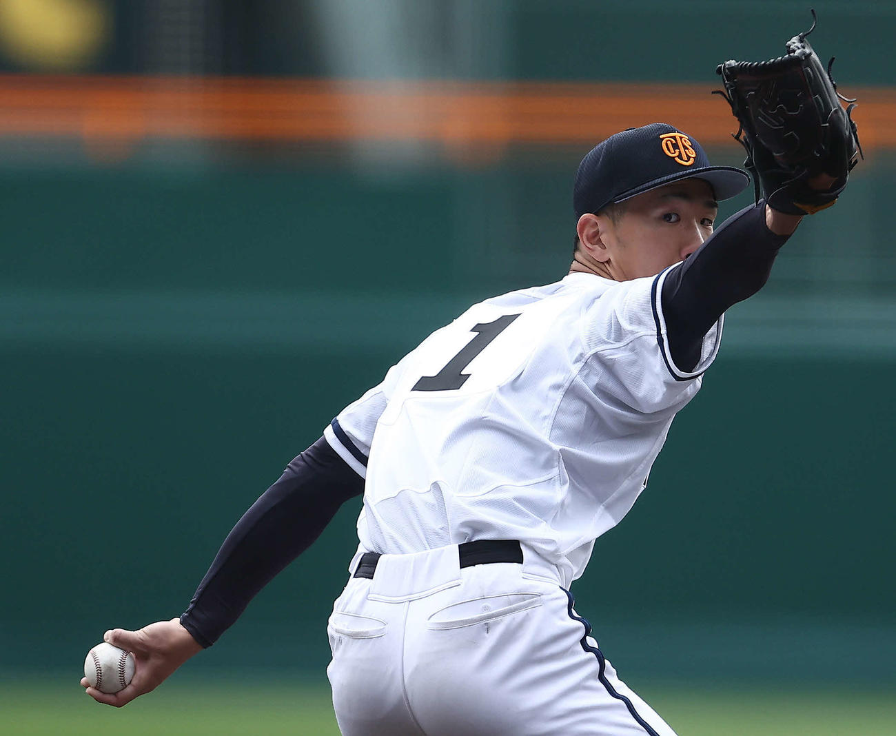 東邦対高松商　2回表、力投する高松商・大室（撮影・河田真司）