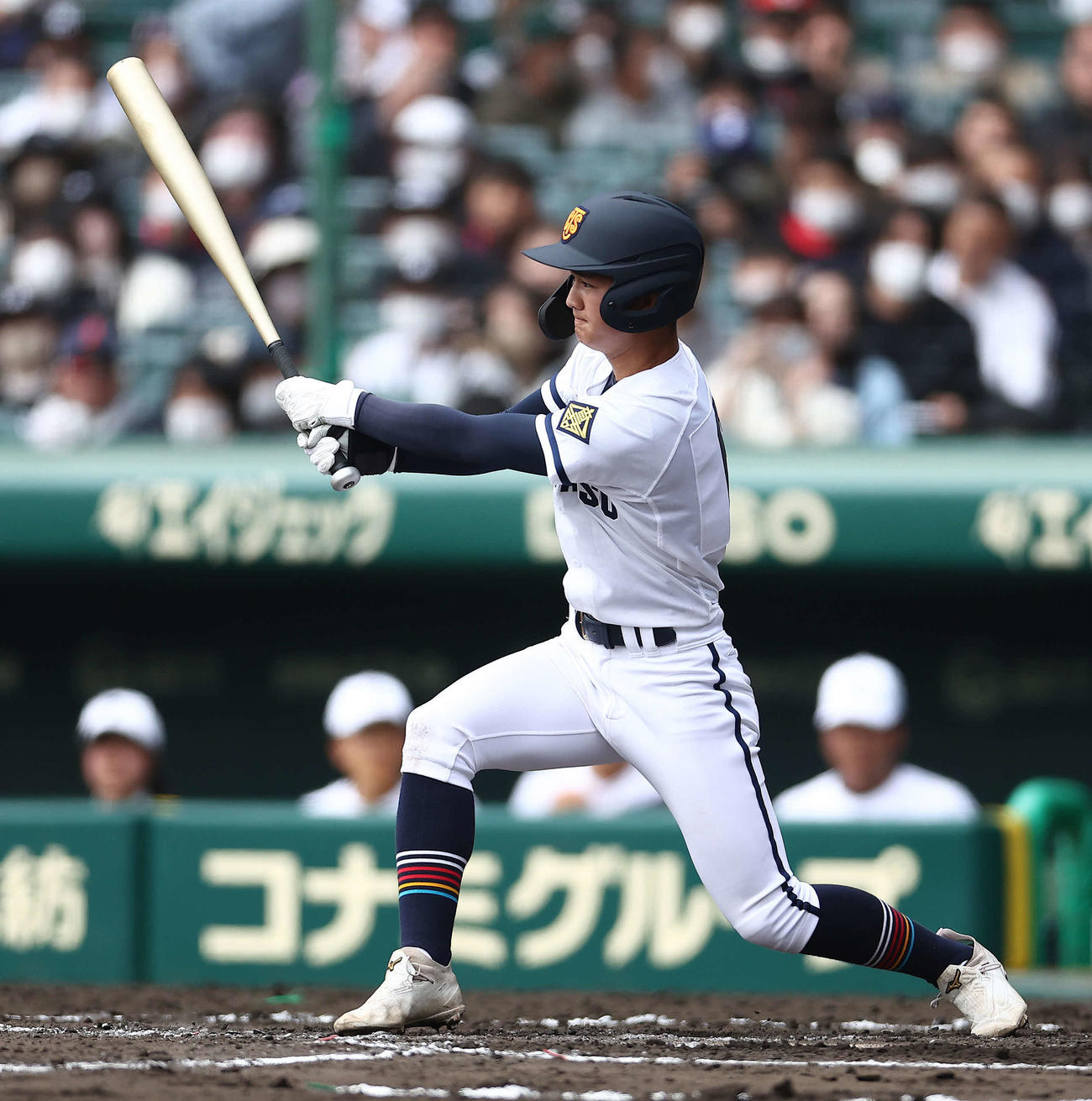 東邦対高松商　3回裏高松商1死、右前打を放つ中本（撮影・河田真司）