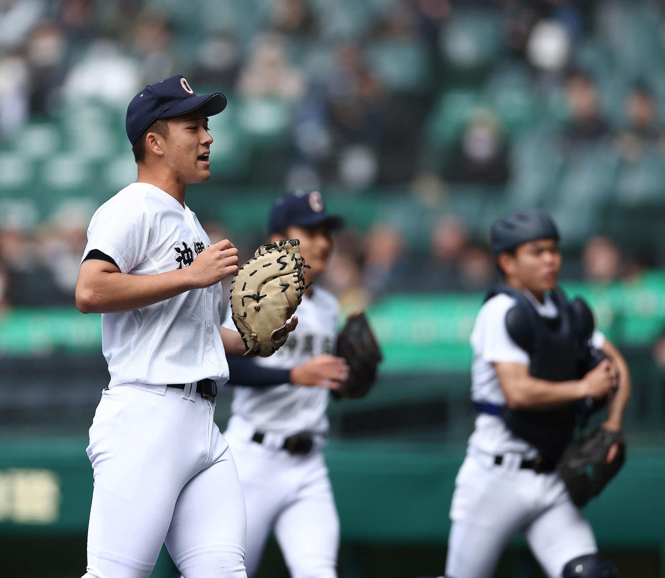 沖縄尚学対クラーク国際　1回裏を抑え、ベンチに戻る沖縄尚学・東恩納（撮影・河田真司）