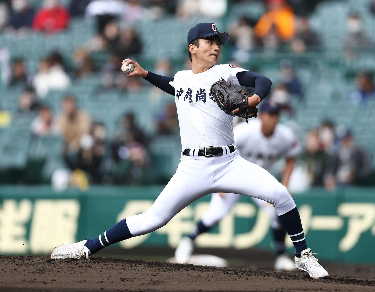 沖縄尚学対クラーク国際　先発で力投する沖縄尚学・東恩納（撮影・河田真司）