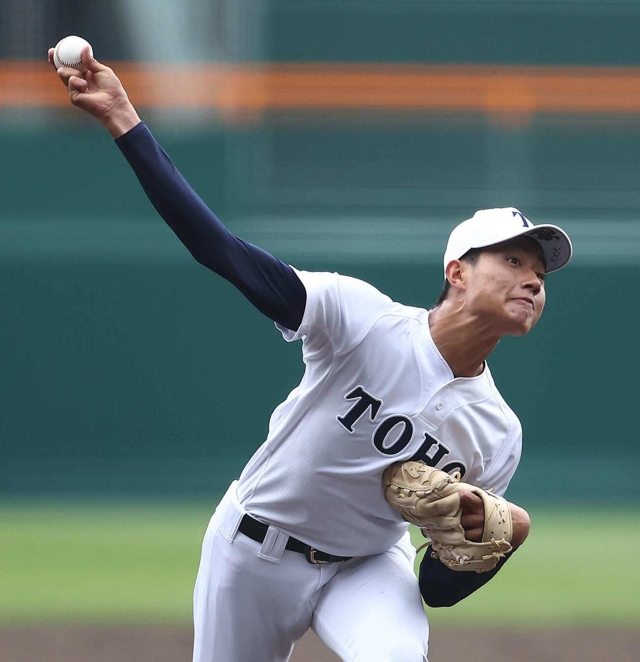 東邦対高松商　2回裏、力投する東邦・山北（撮影・河田真司）
