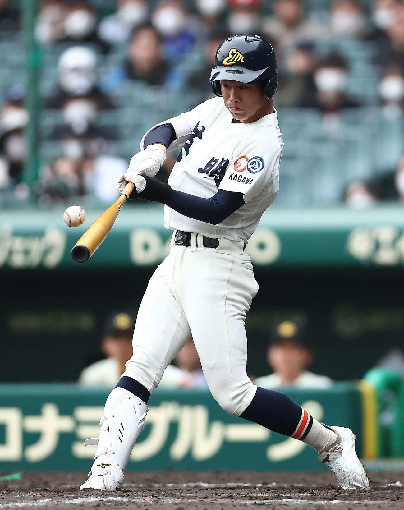 作新学院対英明　8回裏英明2死一、二塁、右越え3点本塁打を放つ百々（撮影・河田真司）