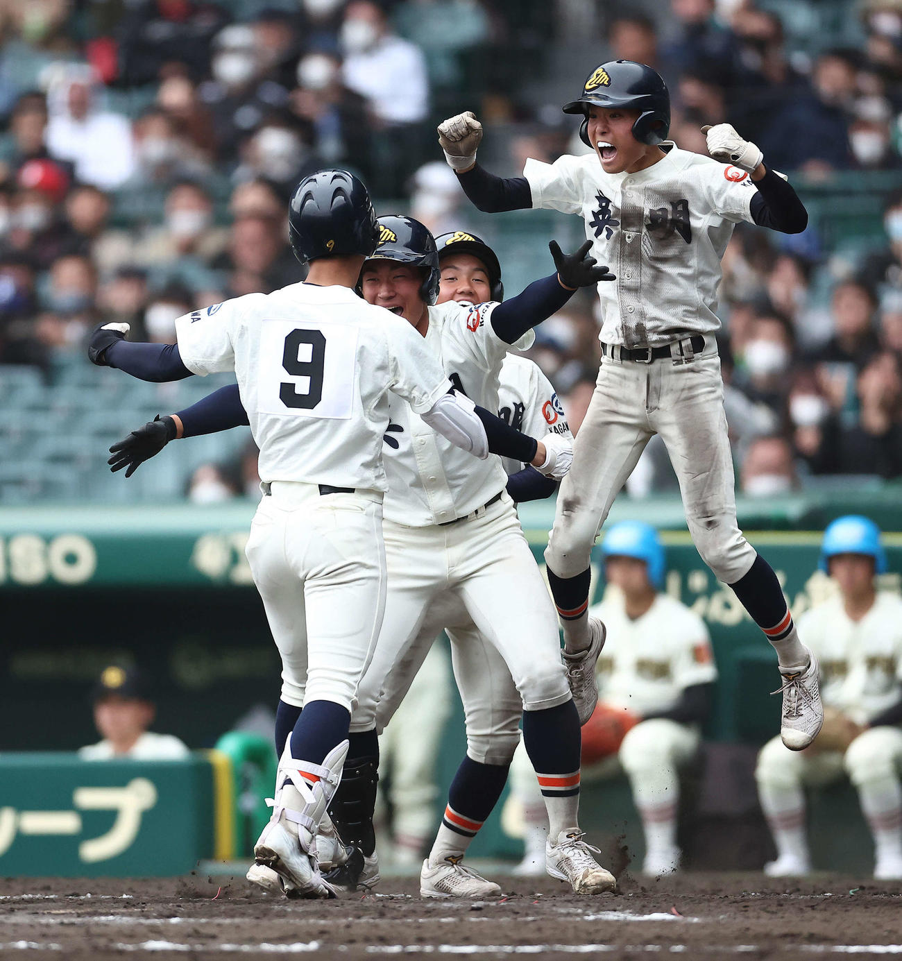 作新学院対英明　8回裏英明2死一、二塁、右越え3点本塁打で生還する百々（手前）を迎える英明ナイン（撮影・河田真司）