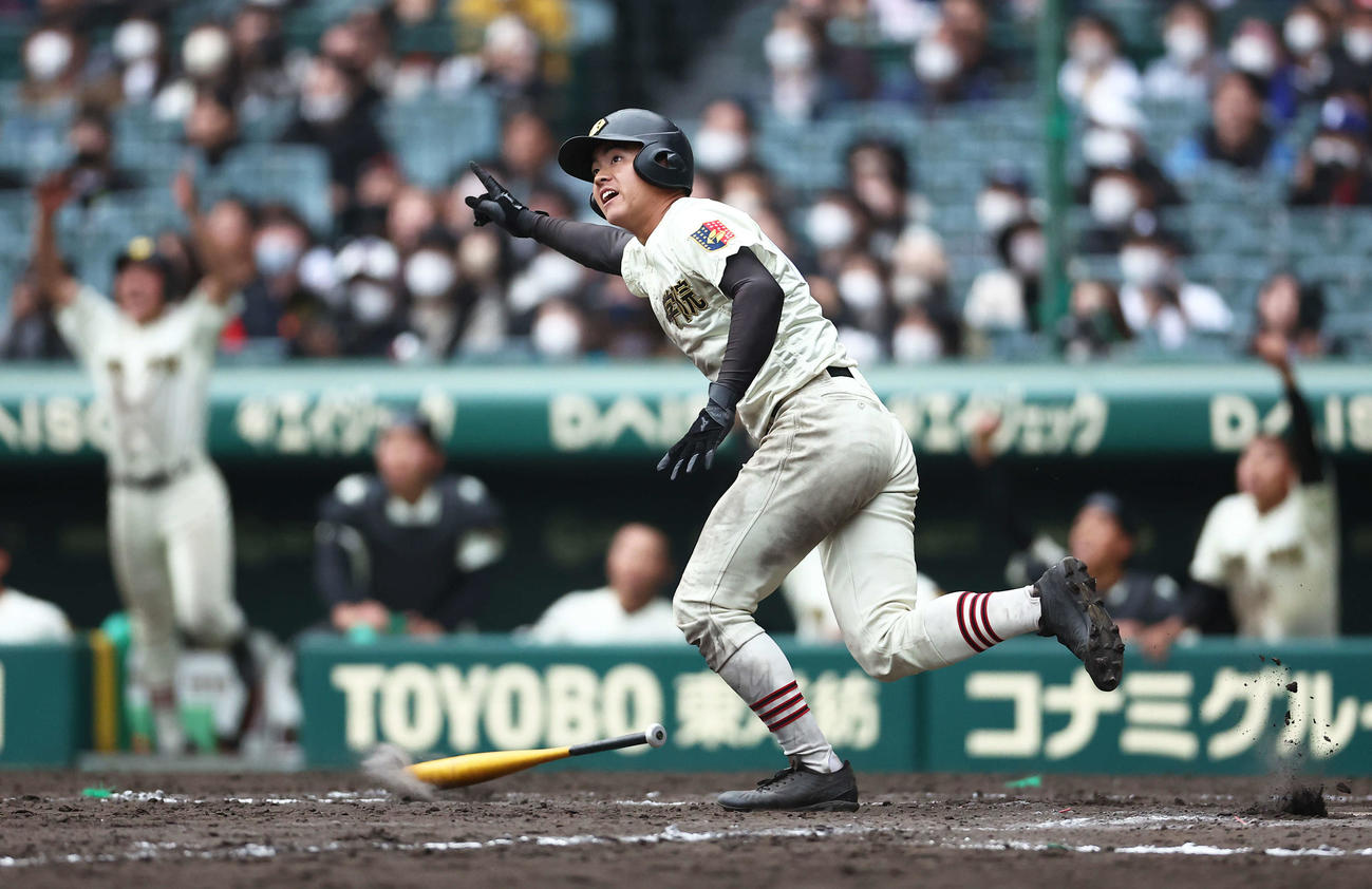 作新学院対英明　9回表作新学院1死一塁、左越え2点本塁打を放つ武藤（撮影・河田真司）