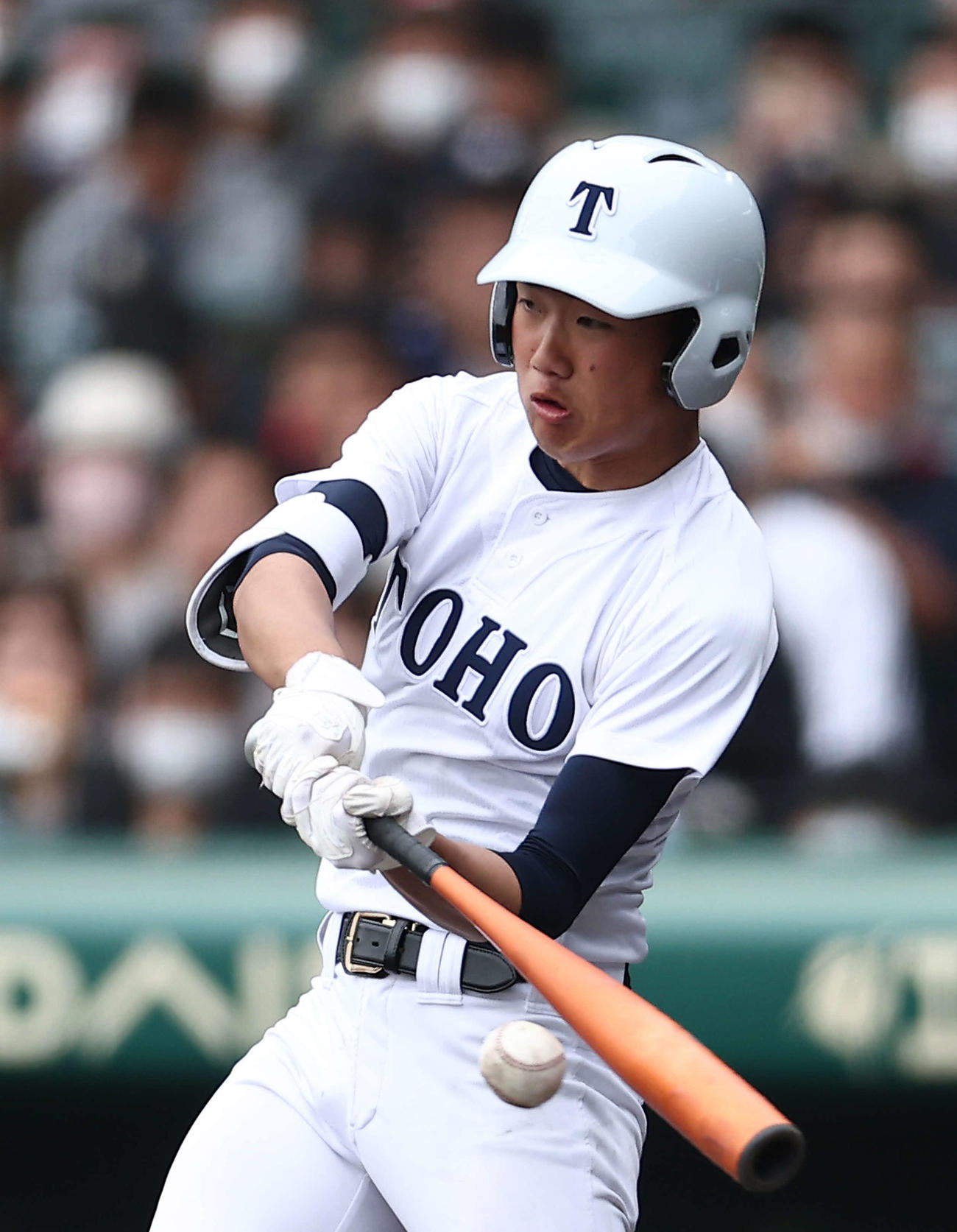 東邦対高松商　8回表東邦2死二塁、中前適時二塁打を放つ岡本（撮影・河田真司）