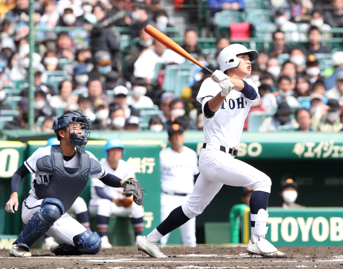 東邦対高松商　6回表東邦1死、岡本は右越えソロ本塁打を放つ（撮影・白石智彦）