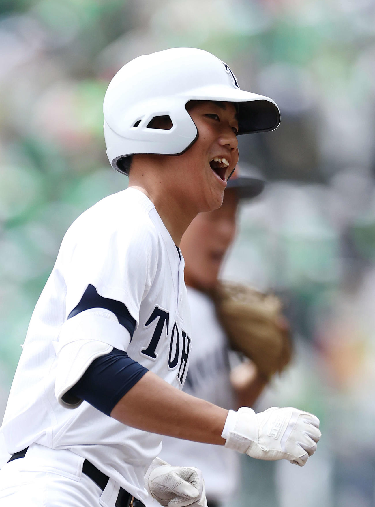 東邦対高松商　6回表東邦1死、右越えソロ本塁打を放ち、笑顔でダイヤモンドを回る岡本（撮影・河田真司）