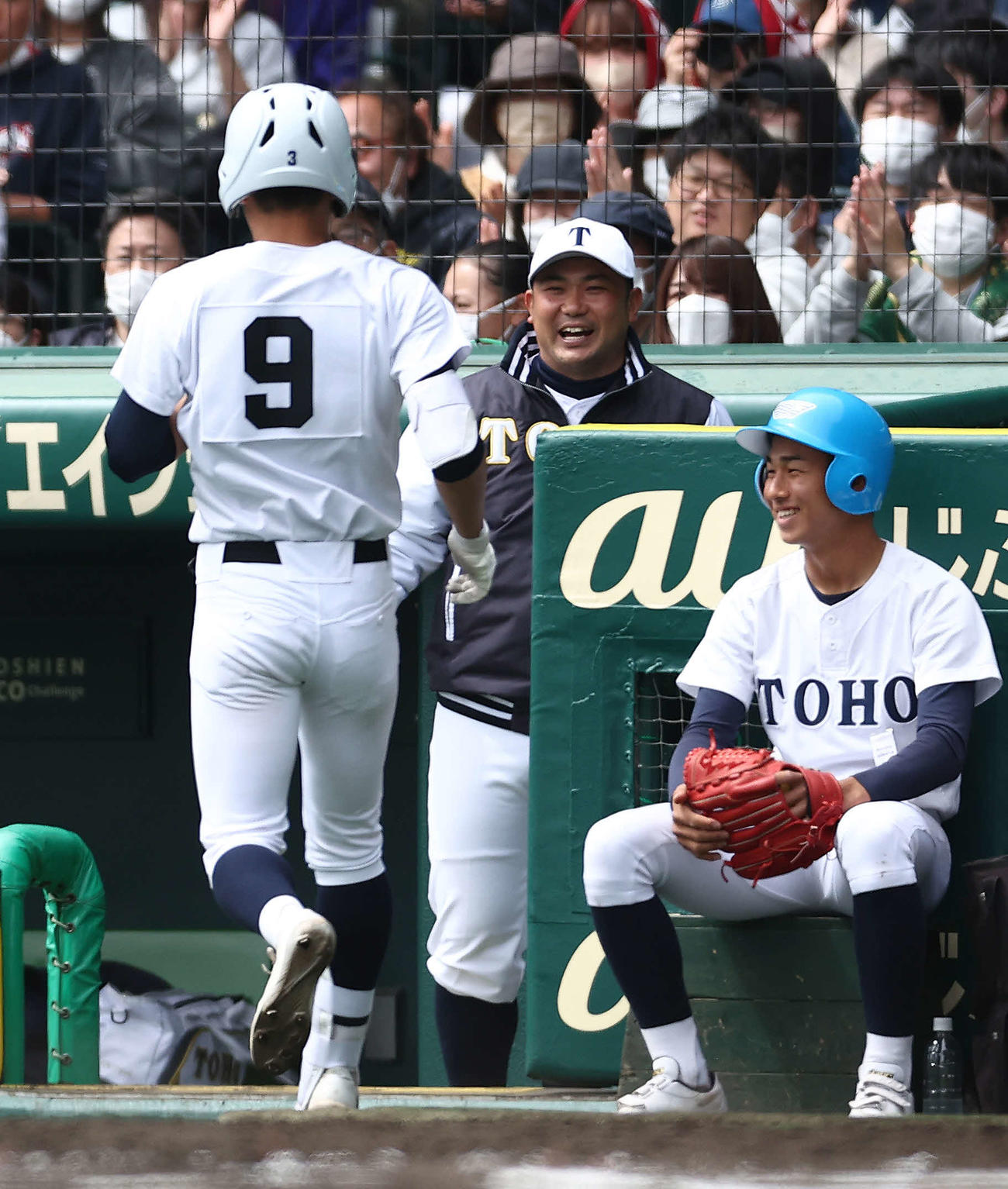 東邦対高松商　6回表東邦1死、右越えソロ本塁打で生還する岡本（手前）を笑顔で迎える山田監督（撮影・河田真司）
