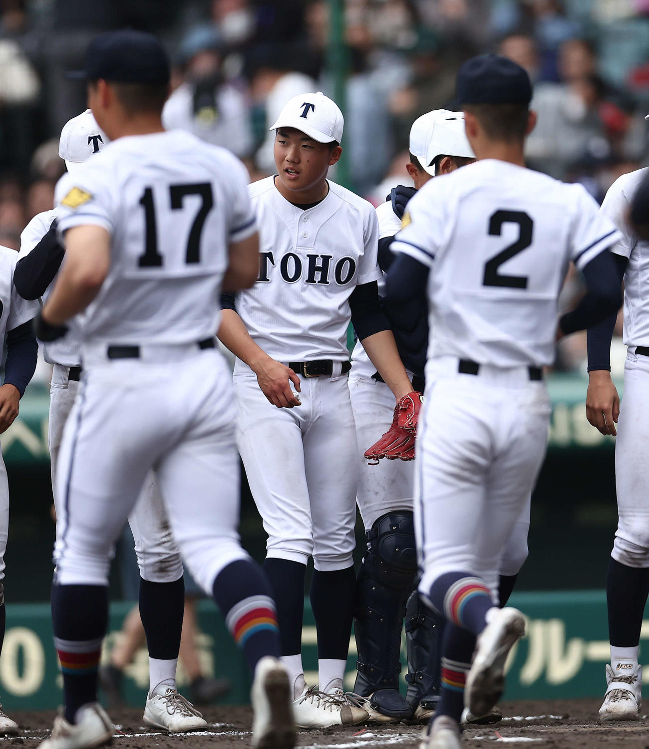 東邦対高松商　高松商に勝利し整列する東邦・岡本（中央）（撮影・河田真司）