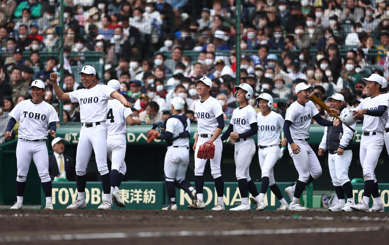 東邦対高松商　8回裏を抑え、笑顔でナインを迎える東邦・岡本（中央）（撮影・河田真司）